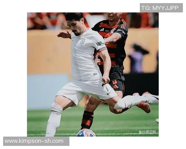 足球明星在比赛中意外撞人引发争议球迷热议事件经过与影响