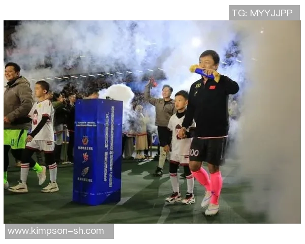 足球明星与保安的搞笑互动视频引发热议引网友纷纷点赞和评论